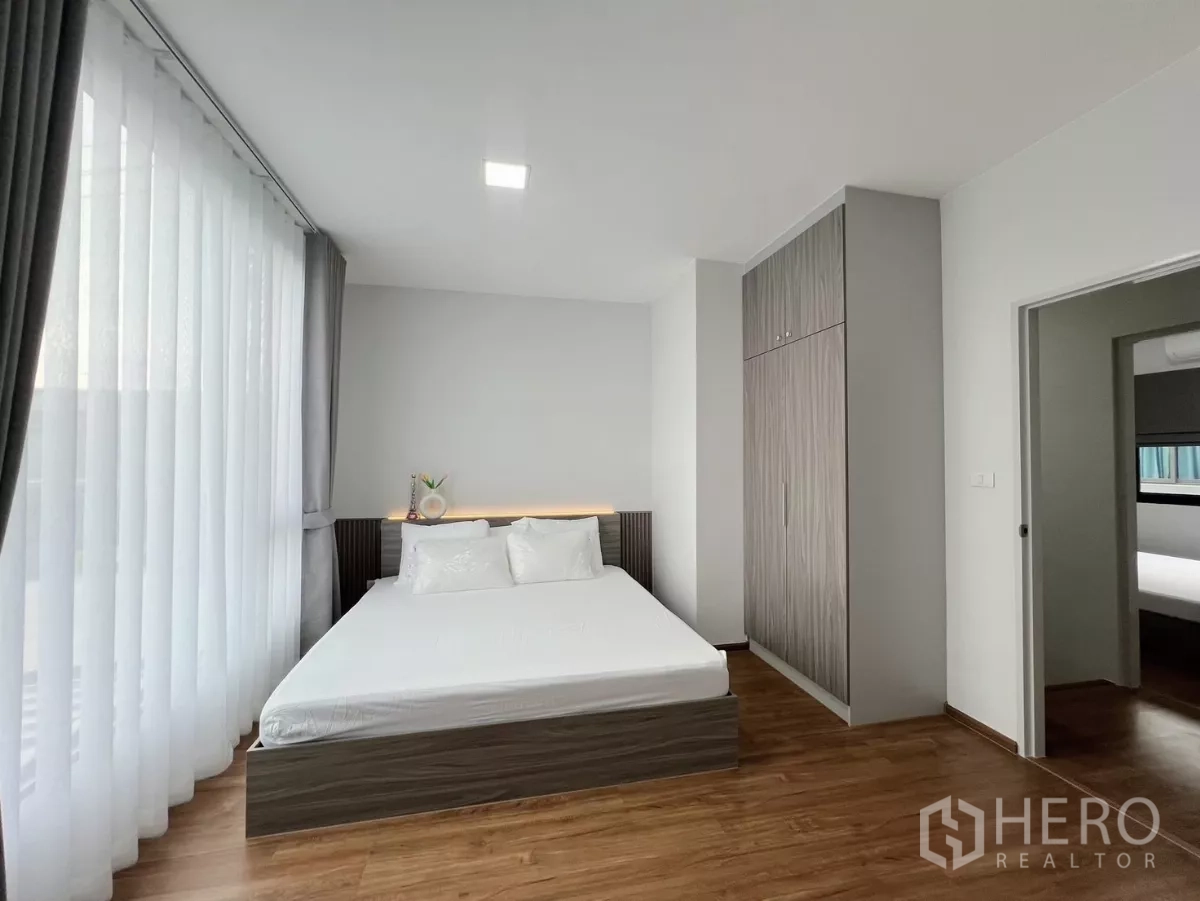 Townhouse for rent in Bang Phli, Samut Prakan - Spacious master suite showing wardrobe and doorway to additional rooms.