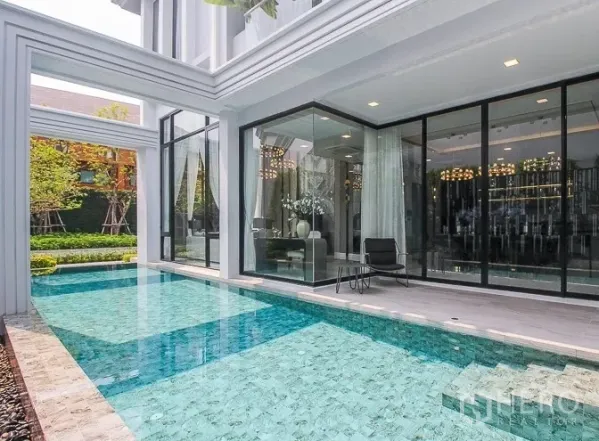独立式住宅 出租或出售在Prawet, Bangkok - 私家泳池与玻璃幕墙现代住宅及花园景观