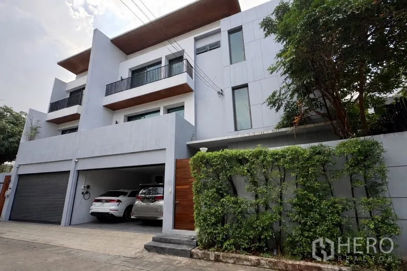 บ้านแฝด for rent in Watthana, Bangkok - ด้านหน้าบ้านแฝดสมัยใหม่สูงสามชั้นพร้อมโรงจอดรถ