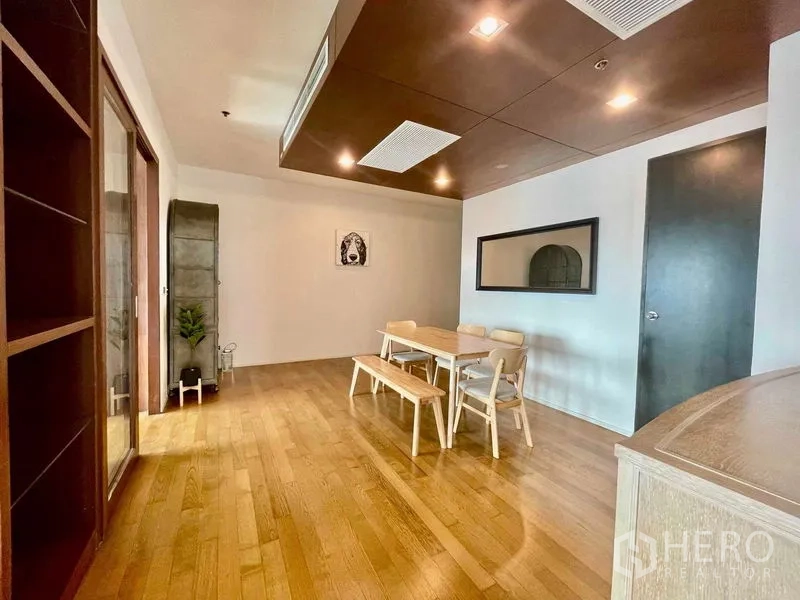 公寓 出租在Watthana, Bangkok - 开放式餐区，木地板与拱形展示柜。