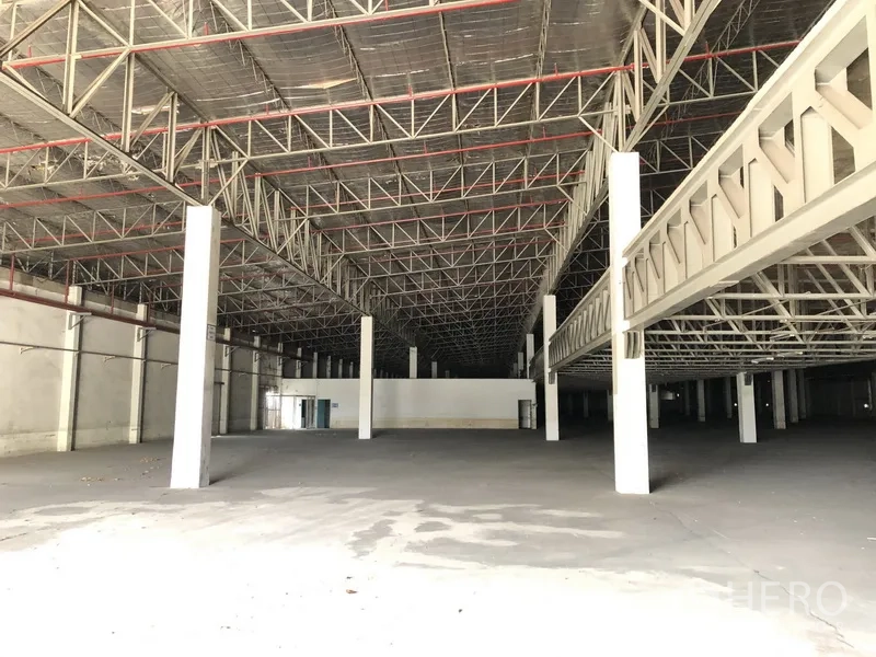 货栈 出租在Lam Luk Ka, Pathum Thani - 仓库内部空间开阔，钢桁架高屋顶并设隔热层