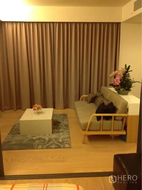 公寓 出租或出售在Watthana, Bangkok - 沙发起居区，茶几与整面落地窗帘
