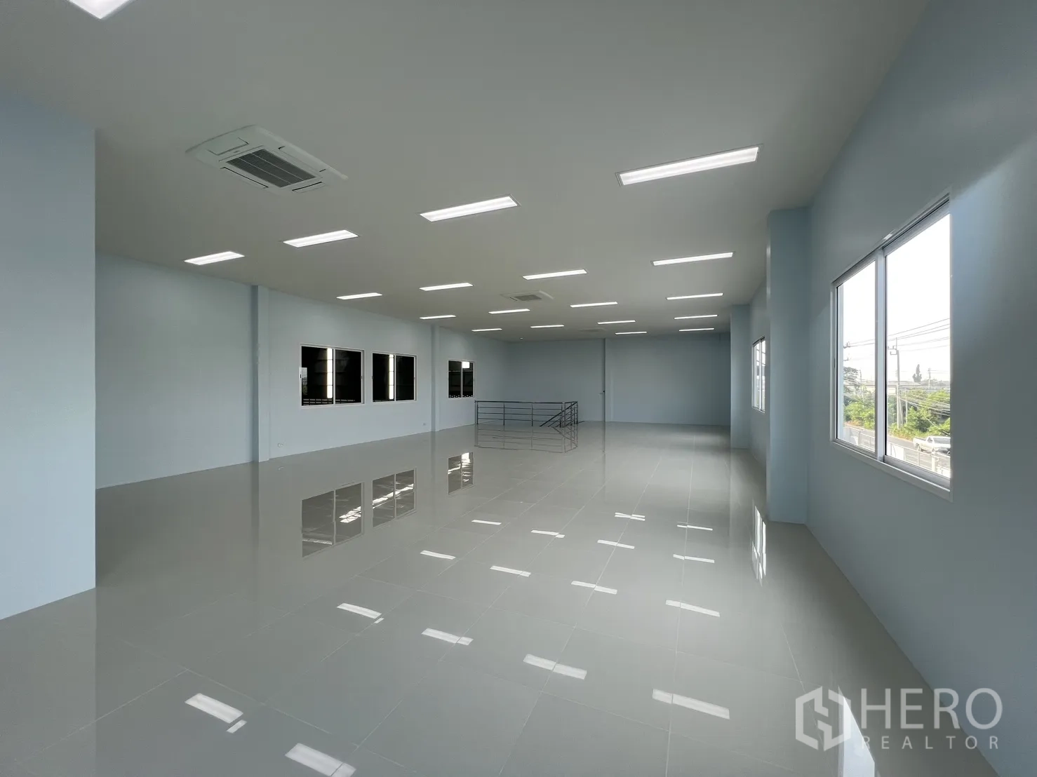 Warehouse for rent in Mueang Samut Prakan, Samut Prakan - Large second-floor office area with wide windows and natural light.