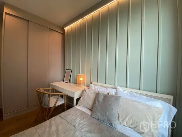 公寓 出租在Ratchathewi, Bangkok - 次卧设LED灯带特色墙、嵌入式衣柜、书桌与休闲椅