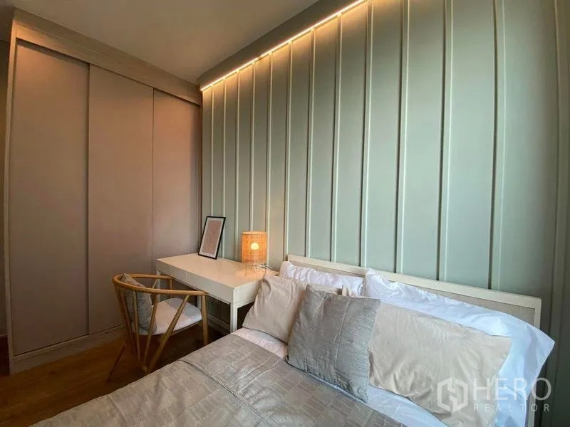 公寓 出租在Ratchathewi, Bangkok - 次卧设LED灯带特色墙、嵌入式衣柜、书桌与休闲椅