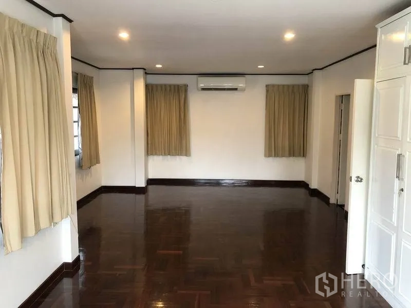 บ้าน ให้เช่า - ห้องนอนใหญ่พื้นไม้ขัดเงา กว้างขวาง พร้อมเครื่องปรับอากาศ