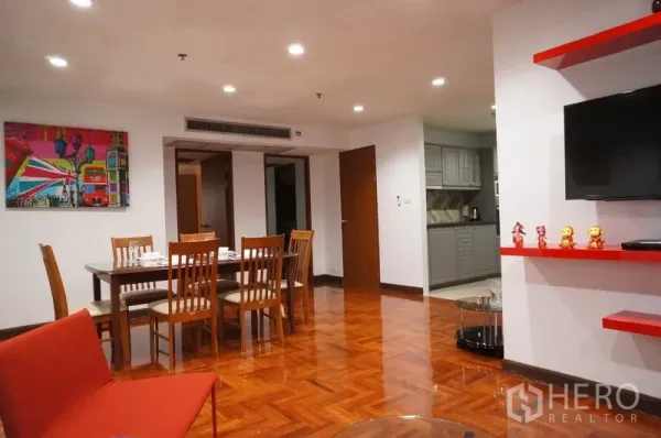 คอนโด ให้เช่าในWatthana, Bangkok - มุมทานอาหารสำหรับหกที่นั่ง ข้างงานศิลปะ ไฟดาวน์ไลท์ และทางเข้าครัวสีเทา