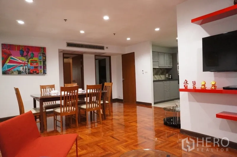 คอนโด ให้เช่าในWatthana, Bangkok - มุมทานอาหารสำหรับหกที่นั่ง ข้างงานศิลปะ ไฟดาวน์ไลท์ และทางเข้าครัวสีเทา