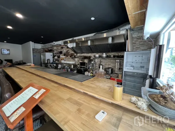 店屋 出租或出售 - 底层餐饮吧台，长木柜台与不锈钢商用抽油烟机厨房。