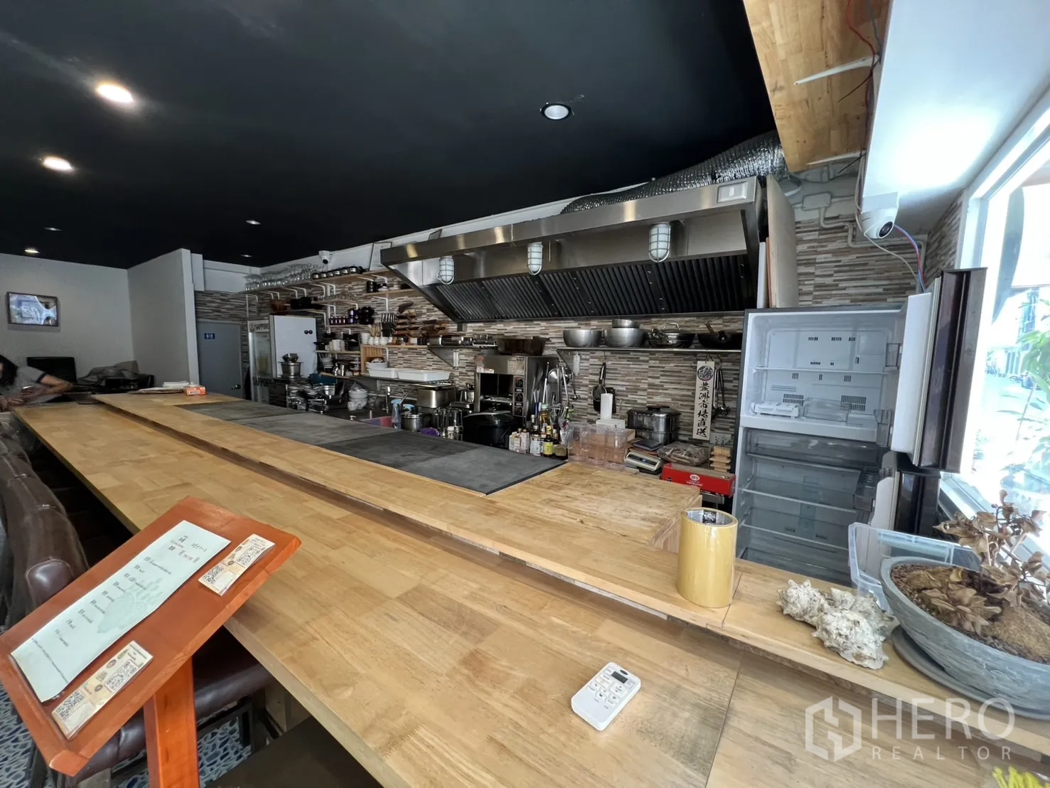 店屋 出租或出售 - 底层餐饮吧台，长木柜台与不锈钢商用抽油烟机厨房。