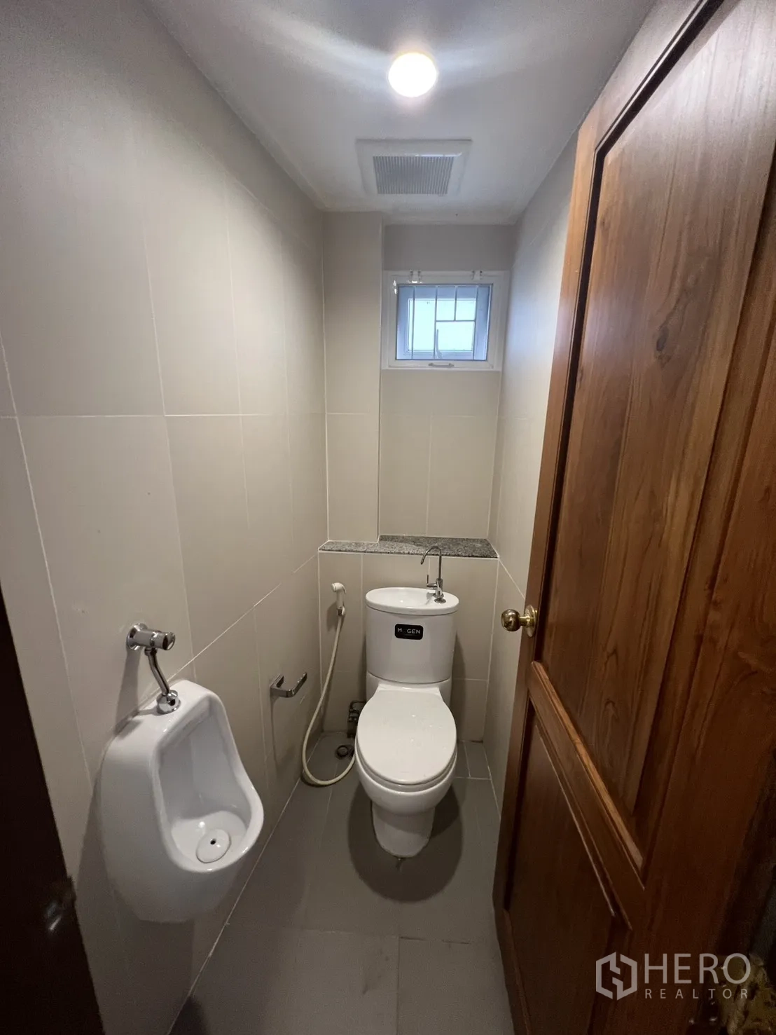 店屋 for rent in Samphanthawong, Bangkok - 紧凑卫生间，配坐便器、小便斗、喷枪及采光小窗。