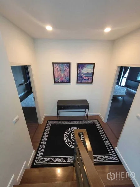 Detached House for rent or sale in Prawet, Bangkok - Bright upstairs landing with rug, console table and doors to bedrooms.