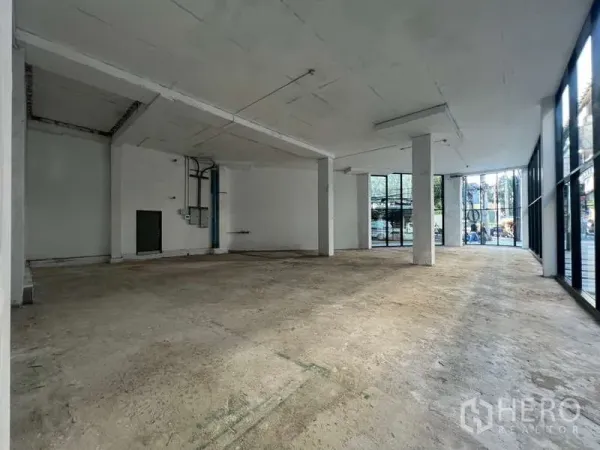 Retail Space for rent in Khlong Toei, Bangkok - Open-plan retail interior with high ceiling, columns and floor-to-ceiling glass frontage near BTS Phra Khanong.