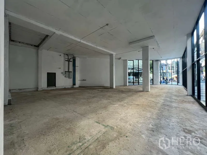Retail Space for rent in Khlong Toei, Bangkok - Open-plan retail interior with high ceiling, columns and floor-to-ceiling glass frontage near BTS Phra Khanong.