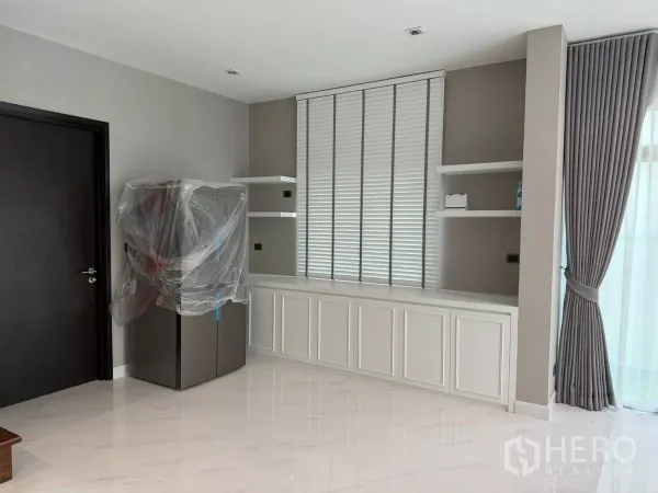 Detached House for rent in Bang Phli, Samut Prakan - Multipurpose room with built-in shelves, large window and a covered refrigerator