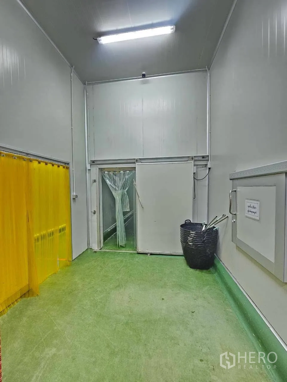 โรงงาน for rent in Mueang Samut Sakhon, Samut Sakhon - โซนทางเข้าพื้นเขียวมีประตูม่านพลาสติกสองชุด