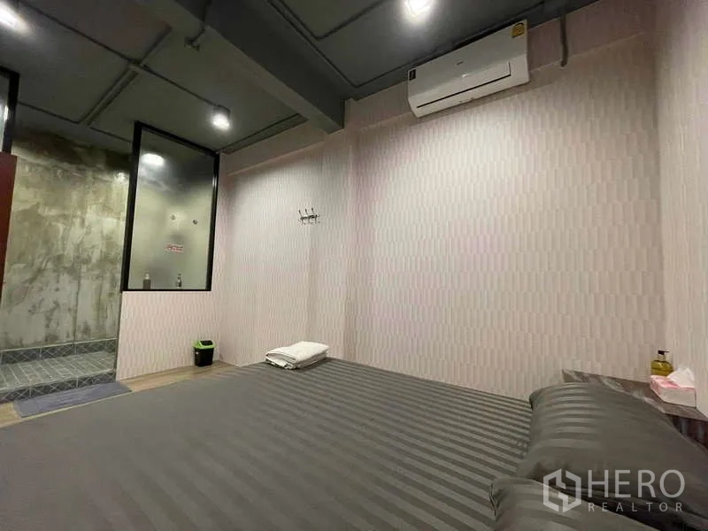 店屋 出租在Lat Phrao, Bangkok - 空调房，地垫式床铺，玻璃隔断淋浴间，极简风格。