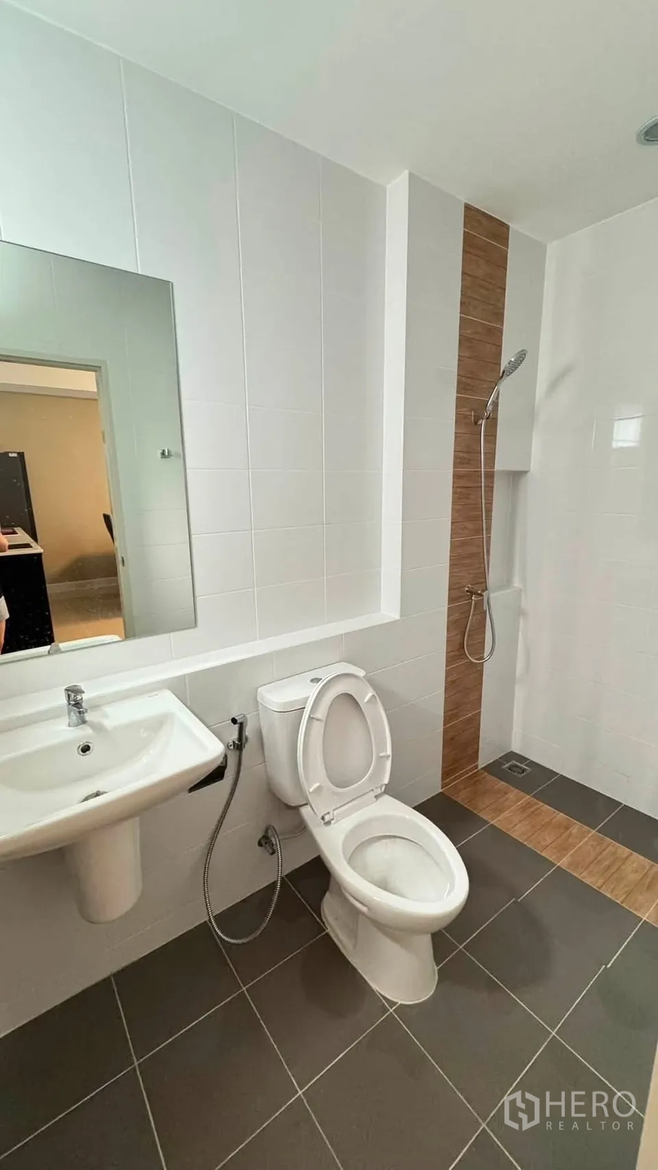 联排别墅 for rent in Bang Phli, Samut Prakan - 整洁卫生间，设洗手台、镜子、坐便与步入式淋浴。