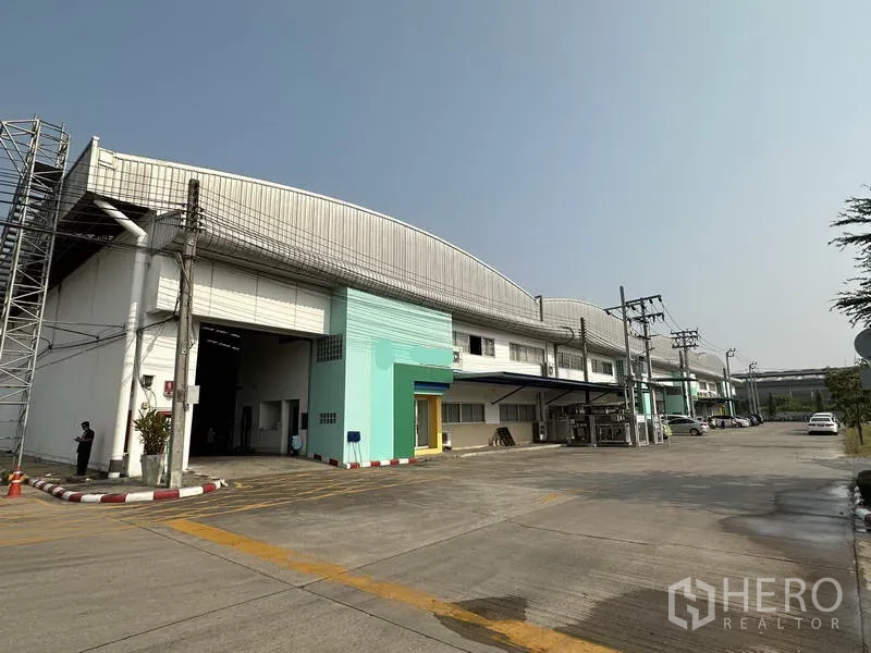 โรงงาน ให้เช่าในBang Phli, Samut Prakan - ภาพถนนหน้าอาคารคลังสินค้าหลายยูนิต พร้อมทางรถบรรทุกกว้าง