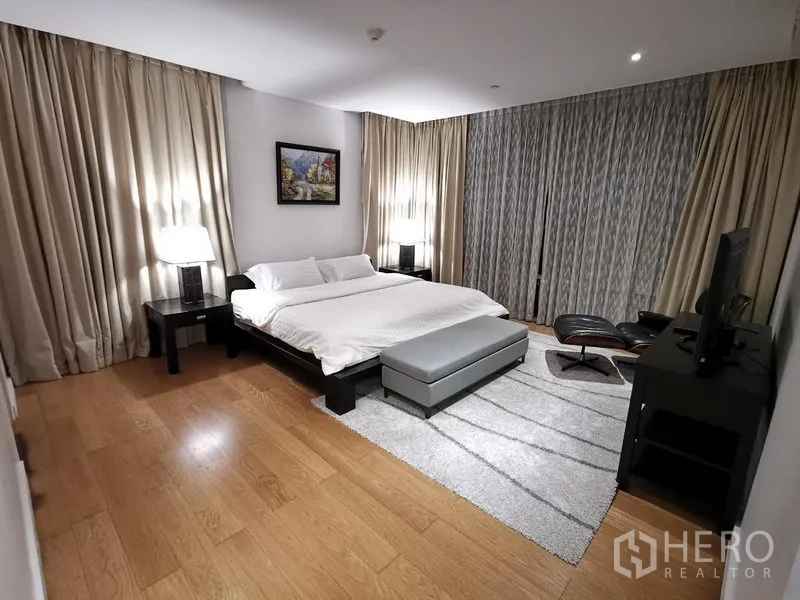 คอนโด ให้เช่าในWatthana, Bangkok - ห้องนอนหลักเตียงคิง พื้นไม้ หน้าต่างบานใหญ่ และเก้าอี้เลานจ์