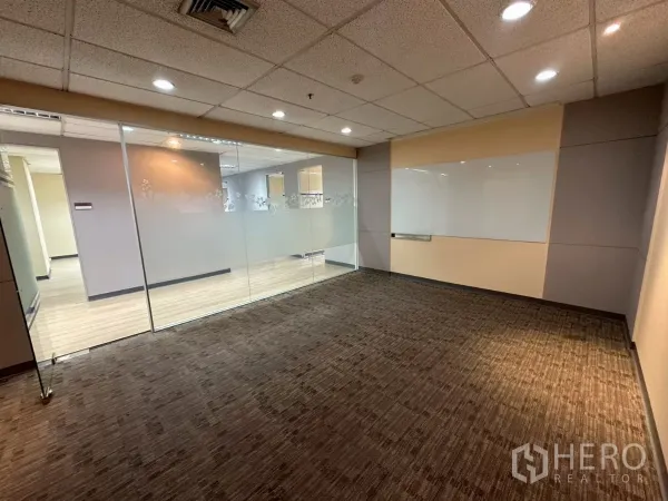 สำนักงาน ให้เช่าในWatthana, Bangkok - ห้องประชุมปูพรม ผนังกระจก พร้อมไวท์บอร์ดและไฟดาวน์ไลท์