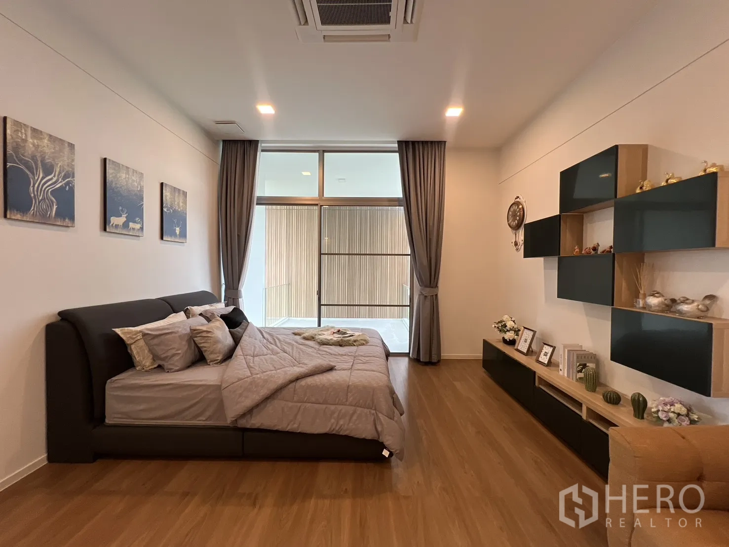Detached House for rent in Saphan Sung, Bangkok - Panoramic view of the Krungthep Kreetha golf course and lake from the window.