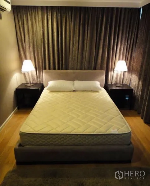 คอนโด ให้เช่าในSathon, Bangkok - ห้องนอนเงียบสงบ เตียงควีน โต๊ะข้างเตียงพร้อมโคมไฟ พื้นไม้ และผ้าม่านทึบ