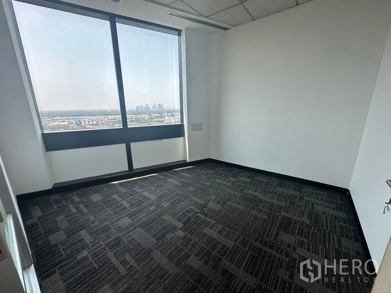 办公空间 出租在Khlong Toei, Bangkok - 采光明亮的办公室，通过宽窗可观赏城市全景。