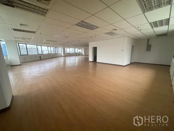 办公空间 出租在Bang Rak, Bangkok - 开放式办公室楼层，宽幅窗户面向天际线，适合后续装修布局。