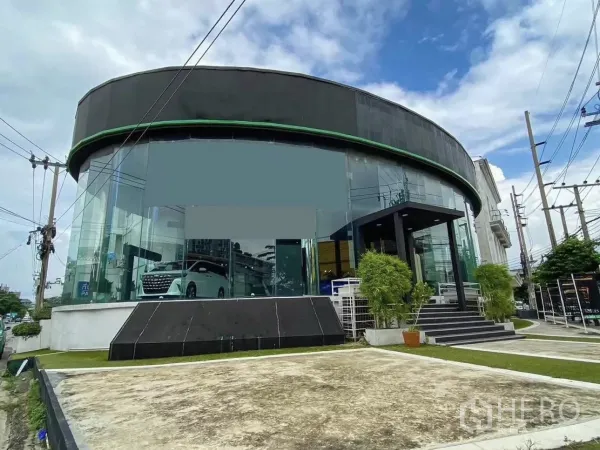 Retail Space for rent in Wang Thonglang, Bangkok - Curved glass-fronted showroom building with steps, landscaping and strong roadside visibility in Wang Thonglang.