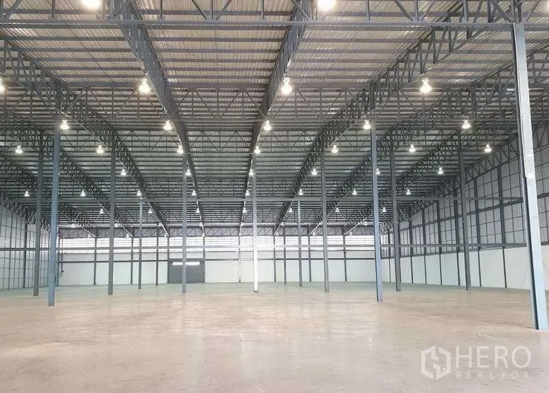 Warehouse for rent in Mueang Samut Prakan, Samut Prakan - Front view of wide-span warehouse with high clearance and multiple bays.
