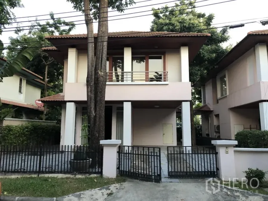 Detached House for rent in Wang Thonglang, Bangkok - Two-storey detached house with gated driveway, balcony, and mature trees.