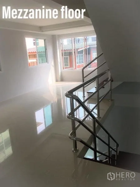 带办公室的家 出租在Min Buri, Bangkok - 采光充足的夹层，配不锈钢扶手与转角窗。