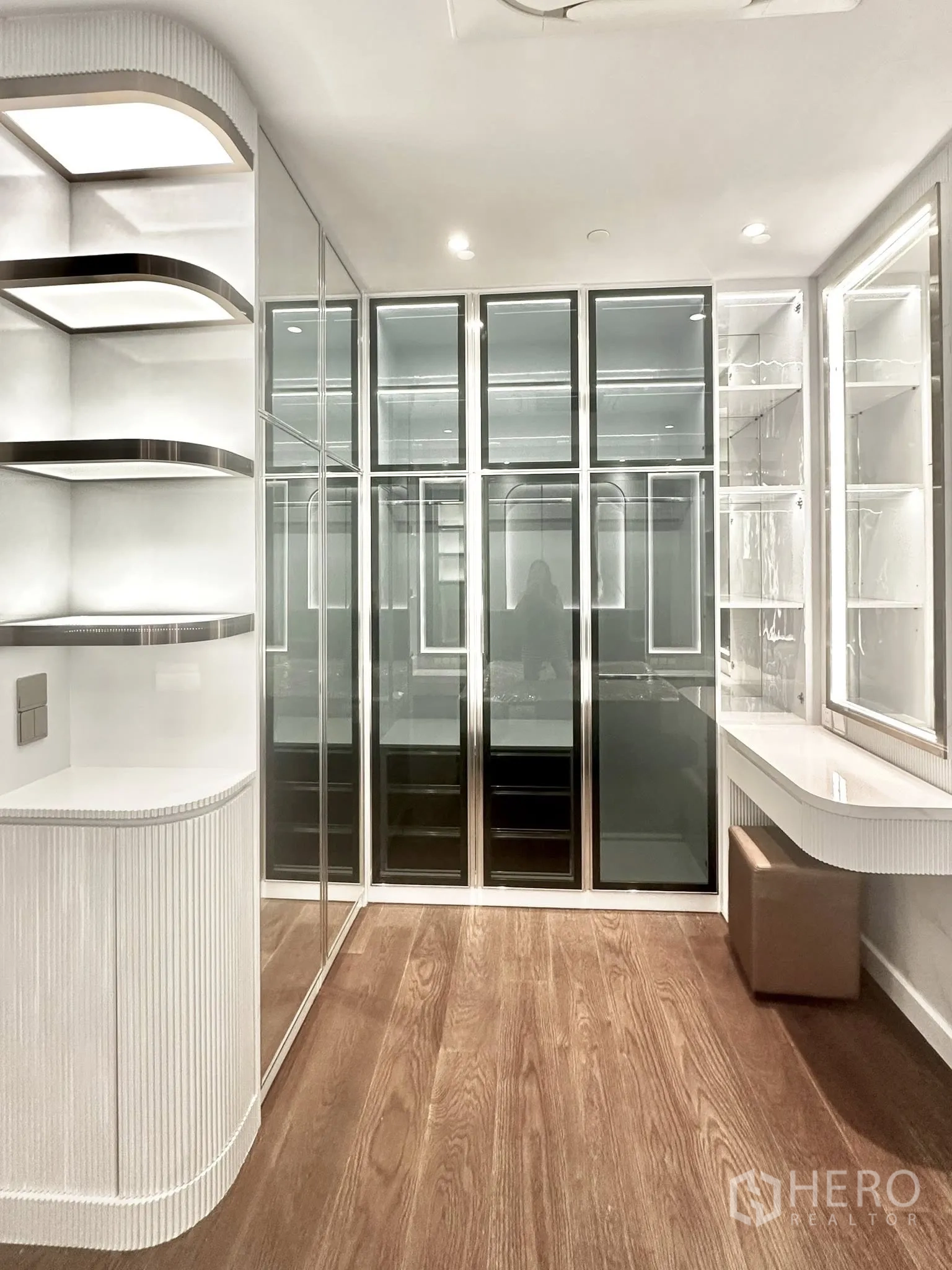 公寓 for rent in Sathon, Bangkok - 整面落地玻璃衣柜沿木地板更衣区排布。