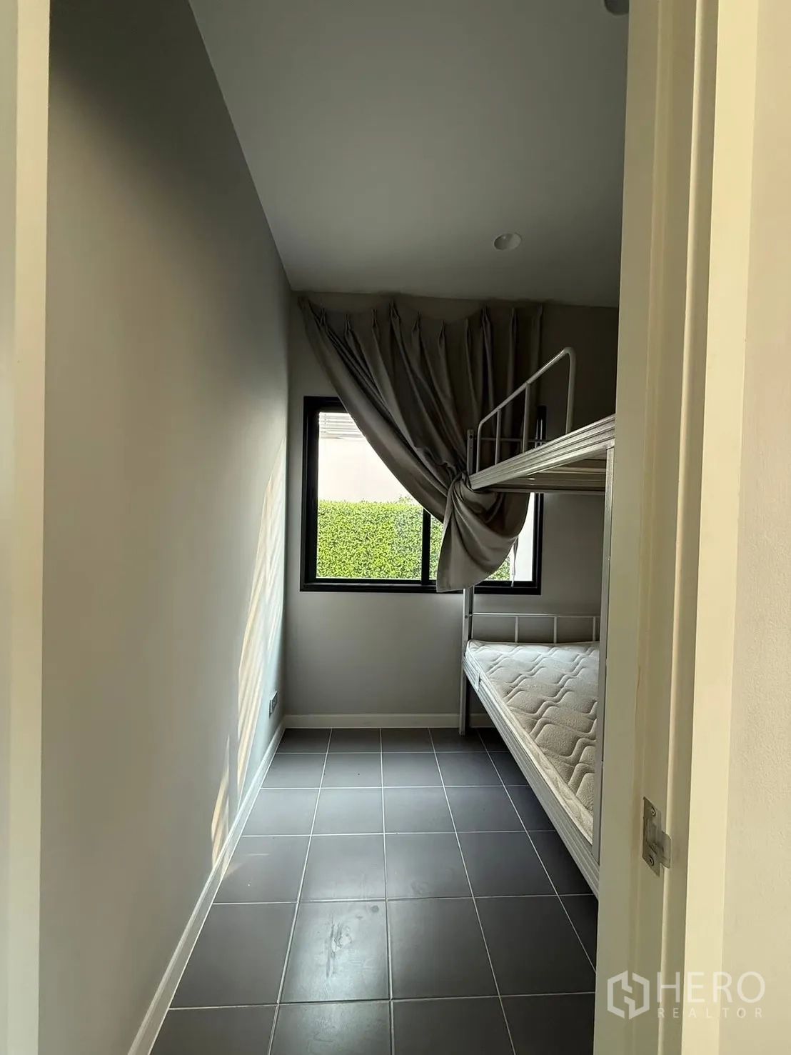 独栋房屋 for rent in Bang Kapi, Bangkok - 小房间配双层床，瓷砖地面与窗帘。