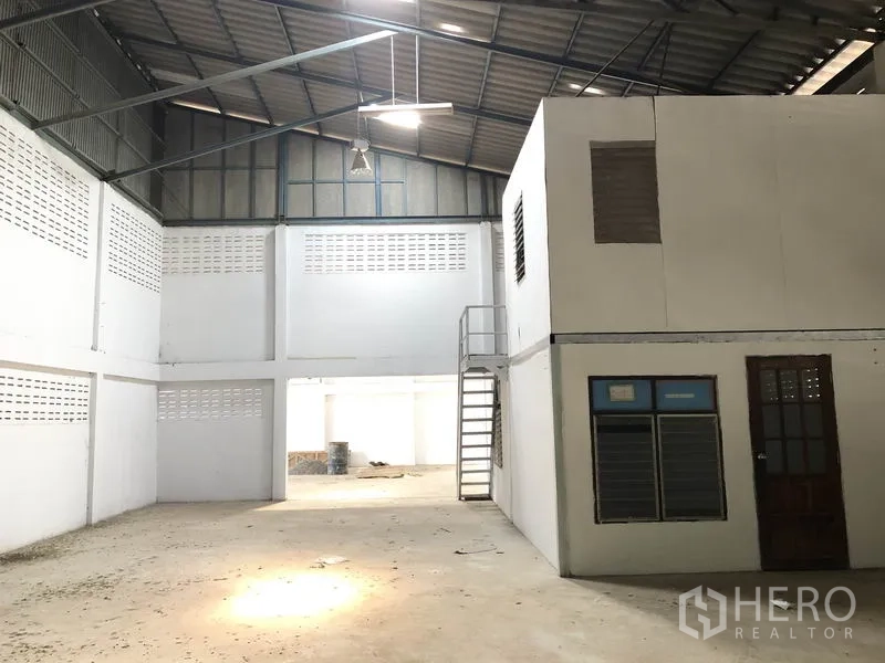 货栈 出租或出售在Khlong Luang, Pathum Thani - 仓库内部空间，高挑钢桁架屋顶，通风砖墙，带楼梯的夹层办公室。
