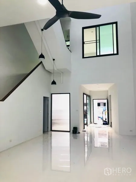 带办公室的家 出租在Khlong Toei, Bangkok - 挑高入户大厅，楼梯、吊灯与大型吊扇。