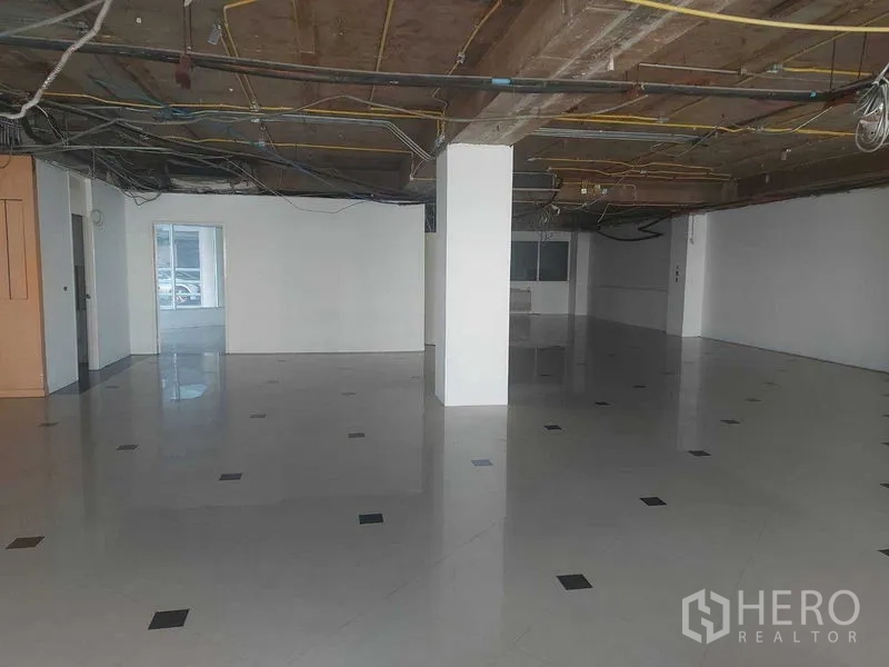 Retail Space for rent in Pathum Wan, Bangkok - Wide open retail floor with columns and an exposed-wiring ceiling ready for fit-out.