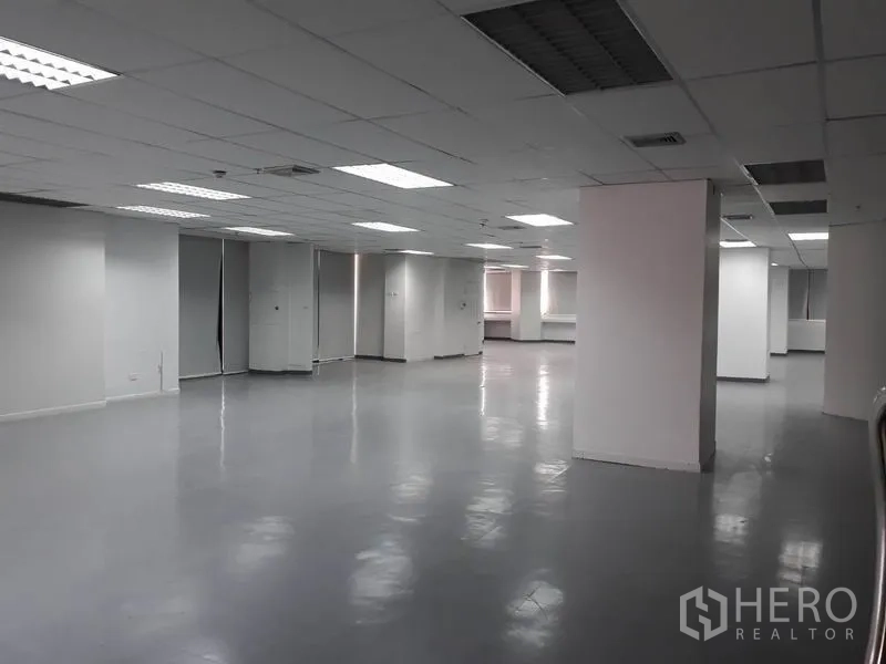 สำนักงาน ให้เช่าในHuai Khwang, Bangkok - โซนทำงานกว้าง มีเสากลาง ผนังสีขาว ไฟฟลูออเรสเซนต์สว่าง