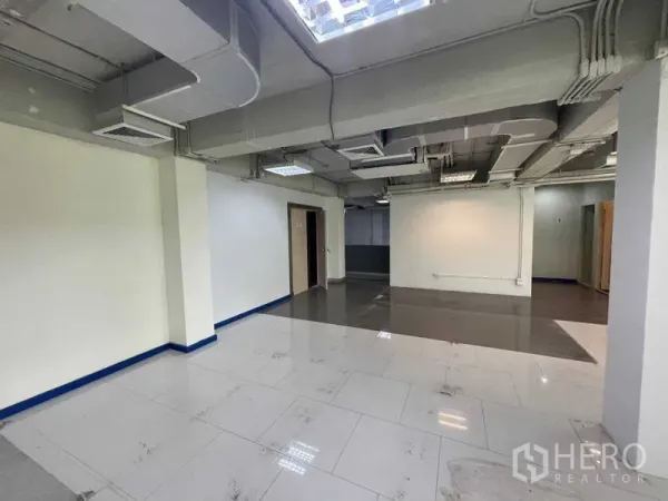 สำนักงาน ให้เช่าในRatchathewi, Bangkok - พื้นที่ทำงานยืดหยุ่น พื้นกระเบื้องสองโทน เพดานงานระบบและประตูสู่ห้องส่วนตัว