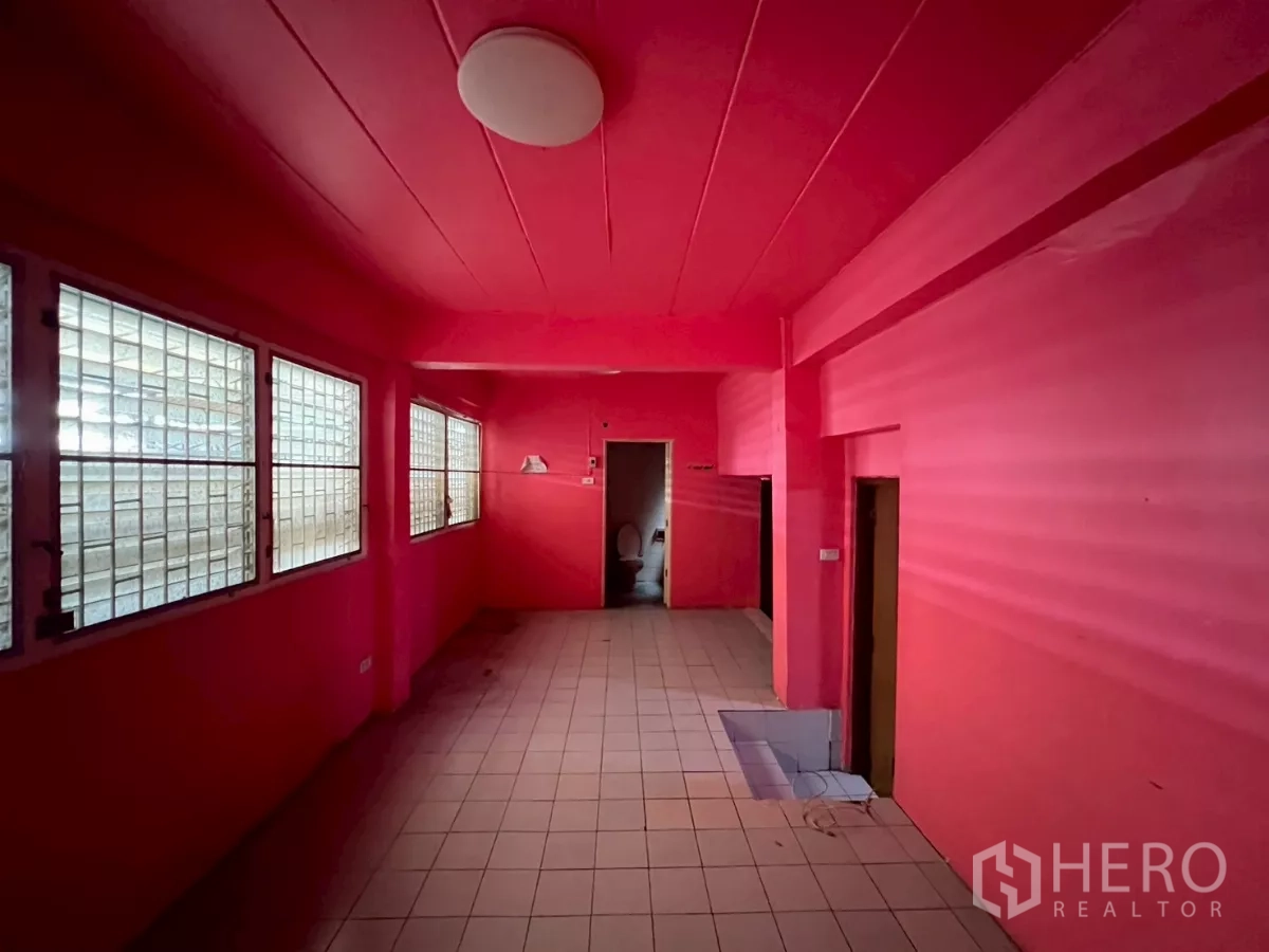 店屋 出租在Watthana, Bangkok - 多功能房，瓷砖地面，带护栏窗，并通往卫生间