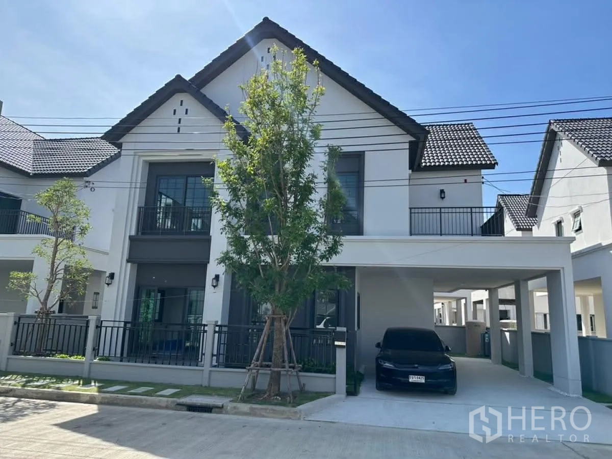 独栋房屋 for rent in Bang Phli, Samut Prakan - 两层现代独栋外观，带顶车位与阳台。