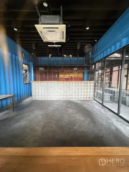 零售空间 出租 - 30㎡开放店面，挑高天花、吊顶空调与特色玻璃砖吧台。