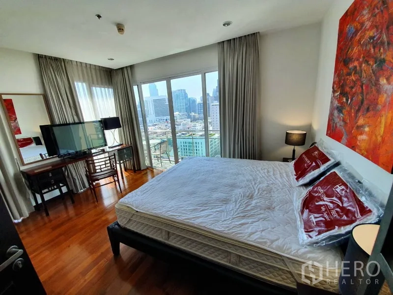 คอนโด ให้เช่าในWatthana, Bangkok - ห้องนอนหลักสว่างรับวิวสกายไลน์ พร้อมโต๊ะทำงานและทีวี ในคอนโดเขตวัฒนา กรุงเทพฯ