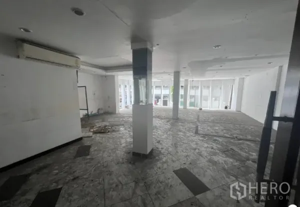 Retail Space for rent in Khlong Toei, Bangkok - Large open-plan retail floor with columns, white ceiling and full-height windows.