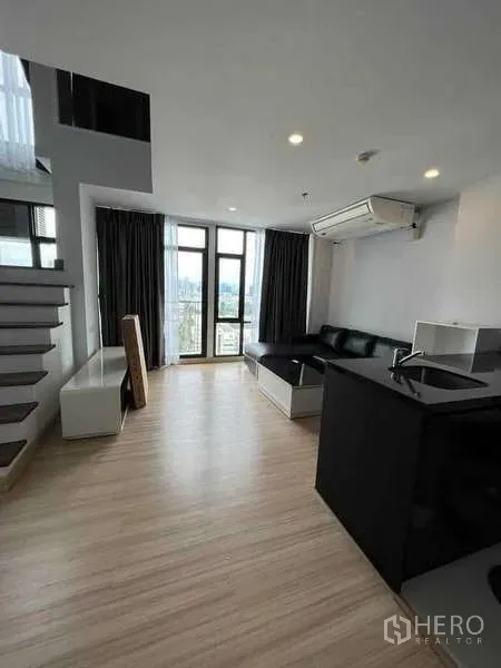 คอนโด ให้เช่าในSathon, Bangkok - ห้องนั่งเล่นแบบเปิดโล่งพร้อมประตูกระจกบานใหญ่และวิวเมือง