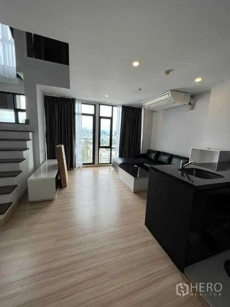 คอนโด ให้เช่าในSathon, Bangkok - ห้องนั่งเล่นแบบเปิดโล่งพร้อมประตูกระจกบานใหญ่และวิวเมือง