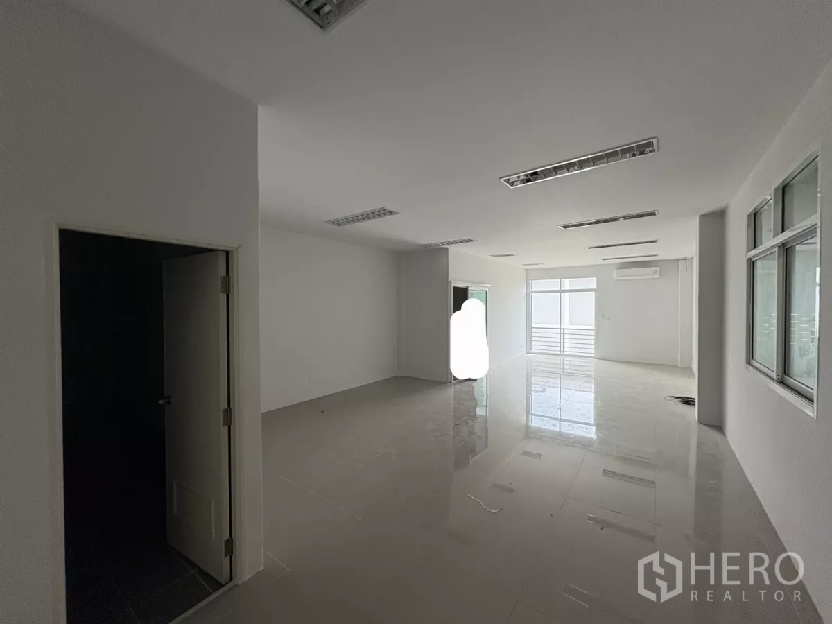Factory for rent in Phra Samut Chedi, Samut Prakan - Large open-plan office area with sliding doors and ample natural light.