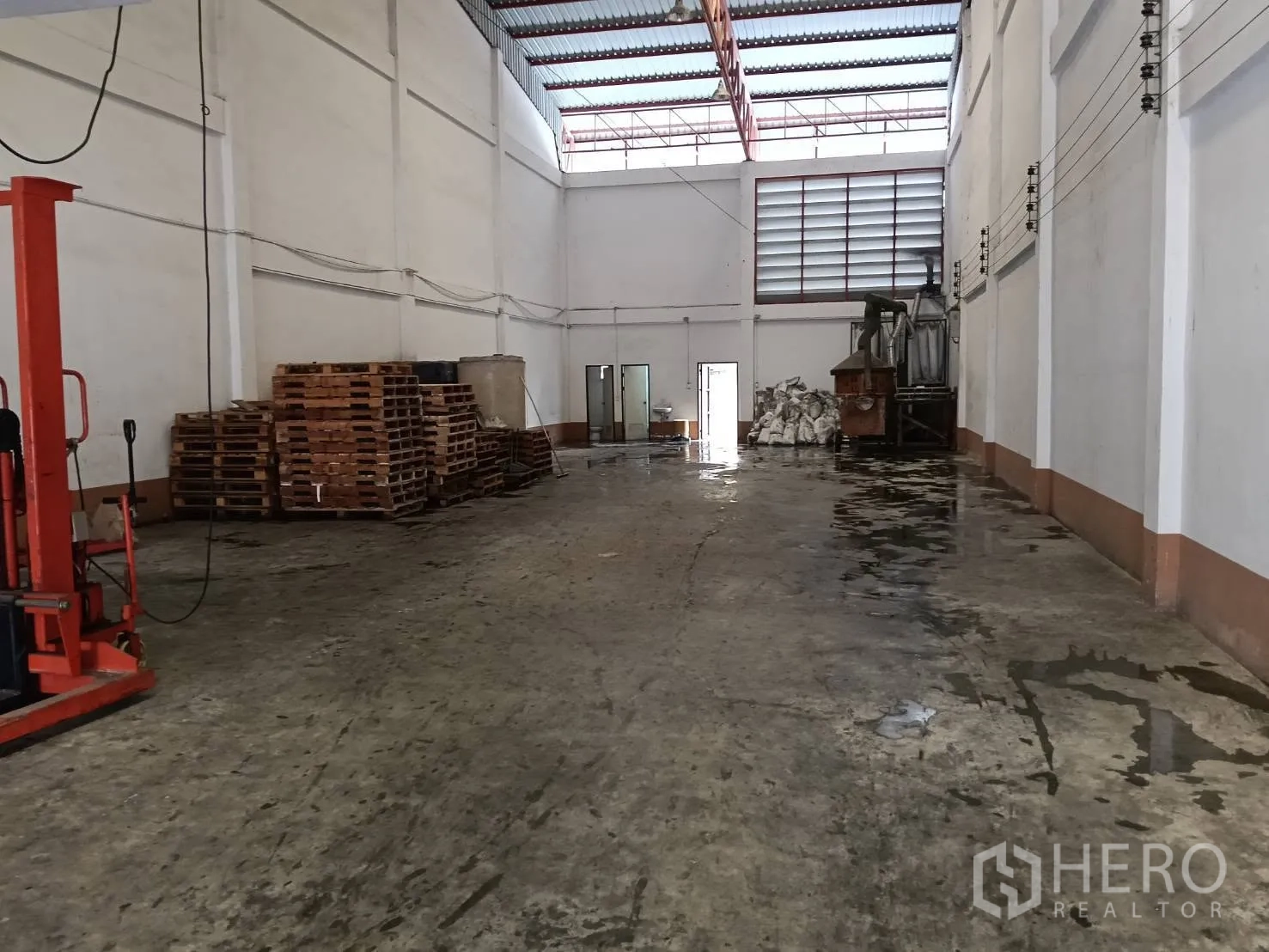 Factory for rent or sale in Bang Phae, Ratchaburi - Spacious factory hall with high ceiling, concrete floor, skylights, and ventilation louvres.