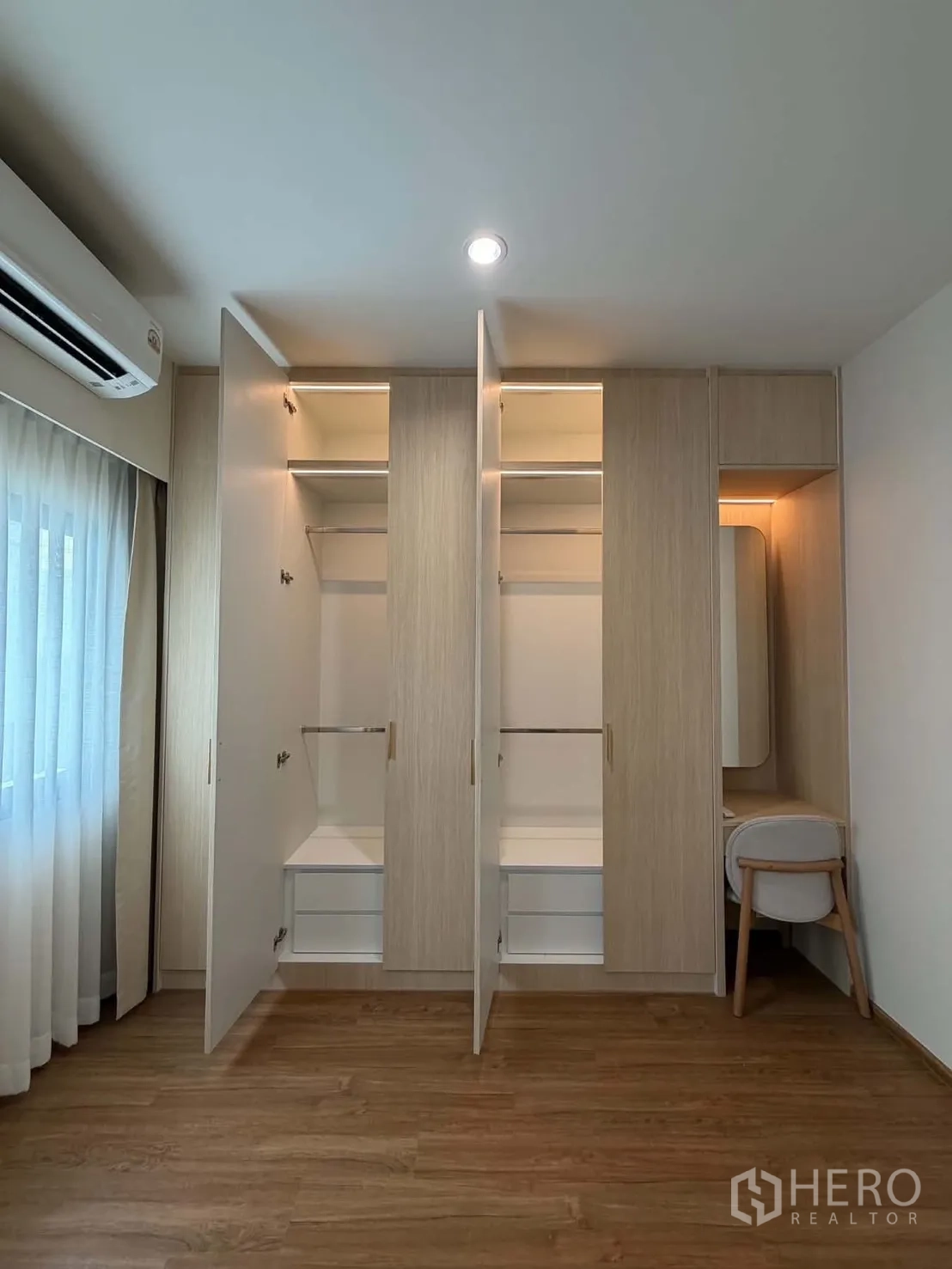 ทาวน์เฮาส์ for rent in Bang Phli, Samut Prakan - ห้องนอนพร้อมตู้เสื้อผ้าบิวท์อินเปิดโชว์ โต๊ะเครื่องแป้ง และเครื่องปรับอากาศ